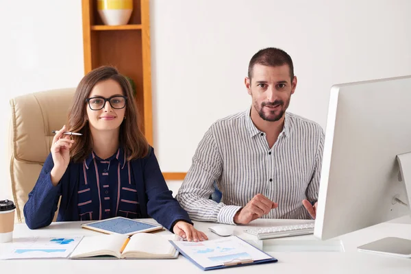 Portrait Business Couple Working Financial Reports Office Table — Stock Photo, Image