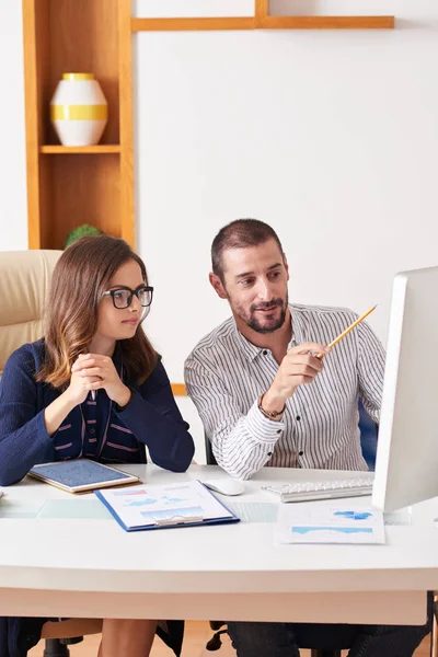 Jóvenes Empresarios Discuten Información Pantalla Del Ordenador Reunión Diaria — Foto de Stock