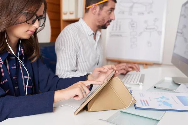 Zakenvrouw Die Koptelefoon Draagt Bij Het Bekijken Van Presentatie Tablet — Stockfoto