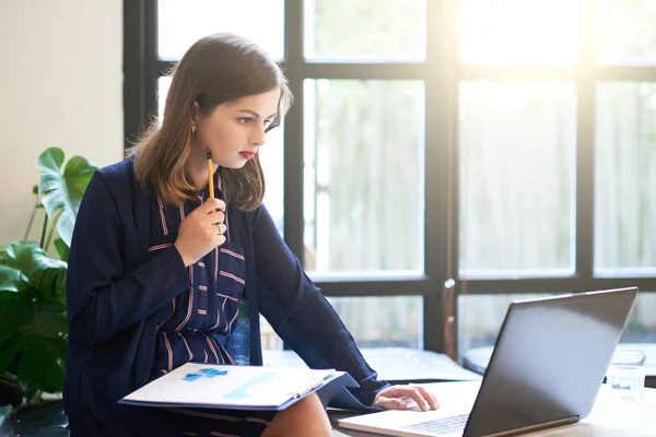 Pensive Young Manager Kontrollera Data Skärmen För Bärbar Dator Och — Stockfoto