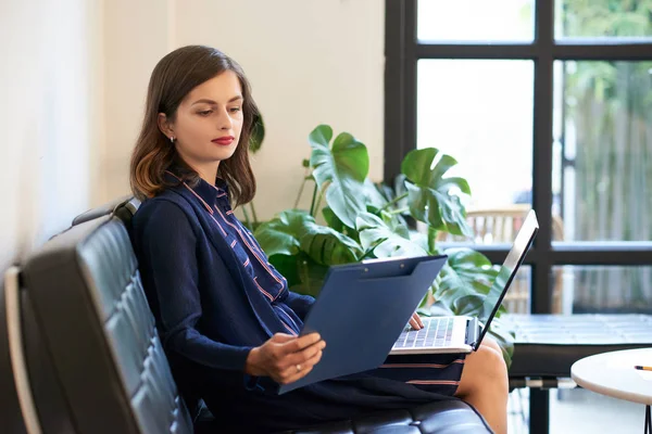 Documento Lettura Della Dirigente Finanziaria Professionale Femminile Con Relazione Annuale — Foto Stock