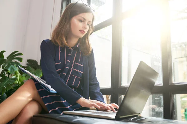 Mosolygós Fiatal Üzletasszony Működő Laptop Nagy Hivatal Ablak — Stock Fotó