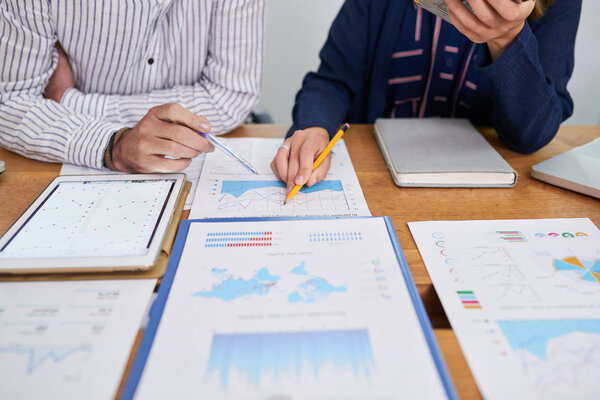 Различные графики и диаграммы на таблице финансовых менеджеров
