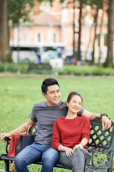 Felice Giovane Coppia Vietnamita Innamorata Seduta Sulla Panchina Nel Parco — Foto Stock