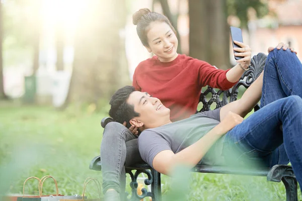 Mooie Jonge Vrouw Fotografeeren Met Vriendje Rusten Zijn Hoofd Haar — Stockfoto