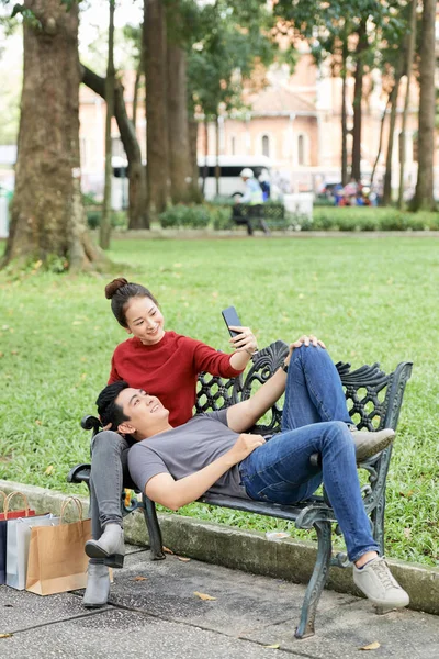 Örömteli Vietnami Pár Pihenő Padon Figyelembe Selfie Vásárlás Után — Stock Fotó