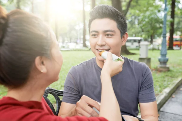 Jonge Aziatische Man Eten Voorjaar Roll Hand Van Zijn Vriendin — Stockfoto