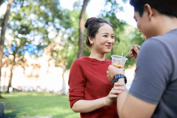 年轻的亚洲妇女和她的男朋友享受美味的街头食品 — 图库照片