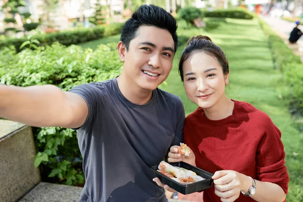 Young Vietnamese Couple Eating Spring Rolls Taking Photos — Stock Photo, Image