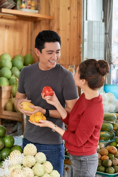 Wesoła Azjatycka Para Kupuje Owoce Warzywa Rynku — Zdjęcie stockowe