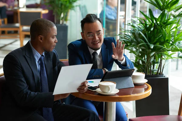 Fröhliche Multiethnische Geschäftsleute Diskutieren Ideen Bei Treffen Café — Stockfoto