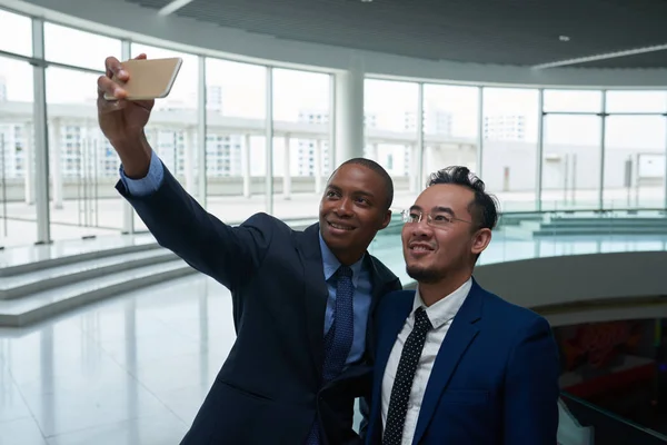 Fröhliche Multiethnische Mitarbeiter Machen Selfie Bürogebäude — Stockfoto