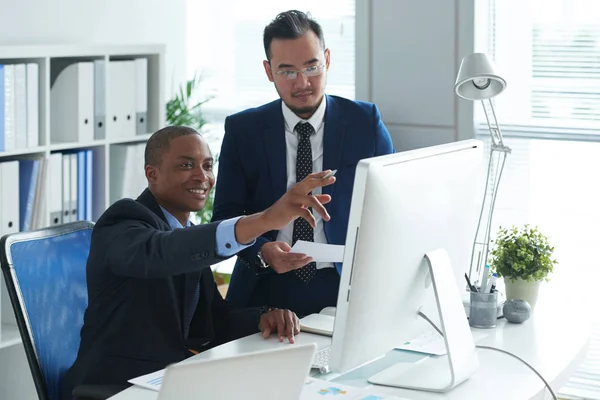 Sonriente Hombre Negocios Afroamericano Mostrando Información Pantalla Computadora Sus Compañeros —  Fotos de Stock