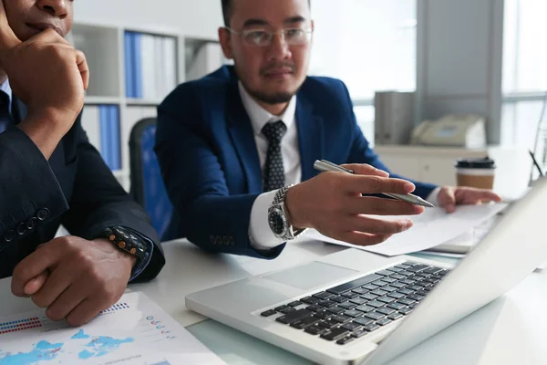 Empresarios Vietnamitas Leyendo Discutiendo Información Pantalla Portátil — Foto de Stock