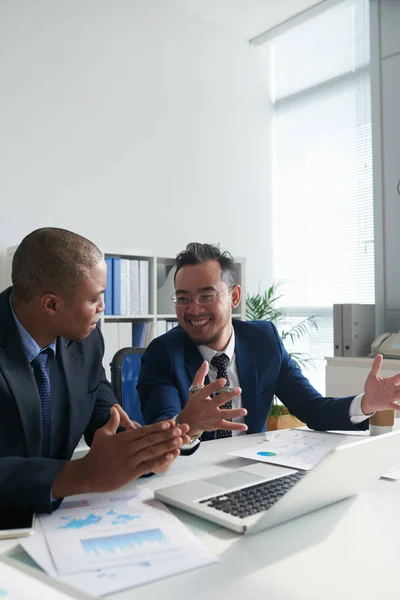 Felices Ejecutivos Negocios Multiétnicos Discutiendo Documentos Financieros Reunión — Foto de Stock