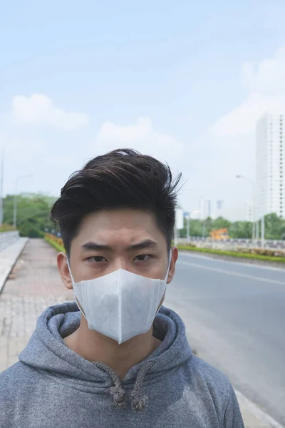 生活在空气污染的城市中的不快乐的亚洲人 — 图库照片