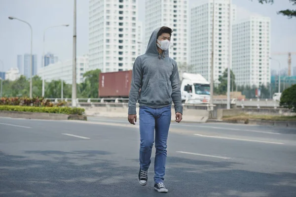 Hombre Joven Con Máscara Protectora Caminar Aire Libre Gran Ciudad —  Fotos de Stock