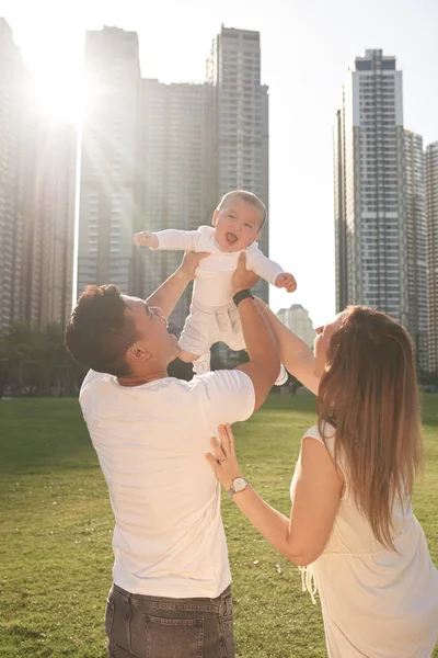 Lycklig Ung Multietnisk Familj Leker Med Lille Son Skyskrapor Bakgrunden — Stockfoto