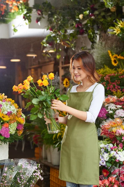 Bonita Joven Florista Vietnamita Poniendo Rosas Naranjas Jarrón Vidrio —  Fotos de Stock