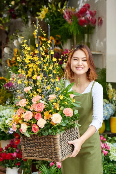 Retrato Jovem Feliz Avental Segurando Grande Cesta Cheia Flores — Fotografia de Stock