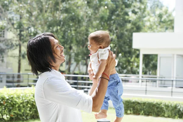 Mutlu Baba Açık Havada Duran Kollarında Onun Sevimli Bebek Çocuk — Stok fotoğraf