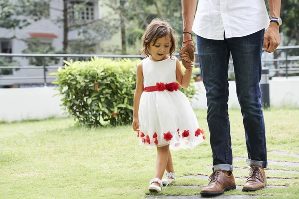 Mooi Klein Meisje Jurk Houden Van Haar Vaders Hand Wandelen — Stockfoto