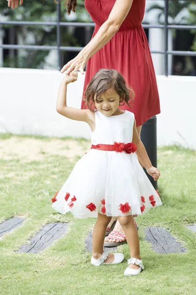 Imádnivaló Kislány Szép Ruhában Táncoló Együtt Anyjával Szabadban Nyári Napon — Stock Fotó