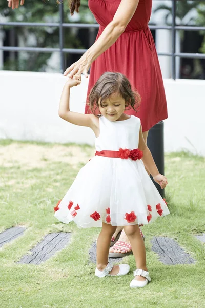 Schattig Klein Meisje Mooie Jurk Dansen Samen Met Haar Moeder — Stockfoto