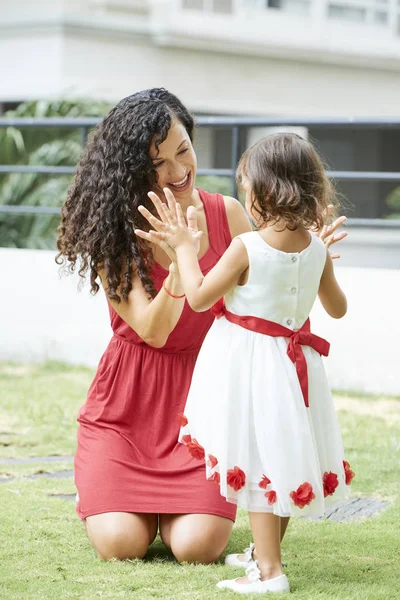 Mujer Feliz Divirtiéndose Con Niña Hierba Verde Parque Aire Libre —  Fotos de Stock