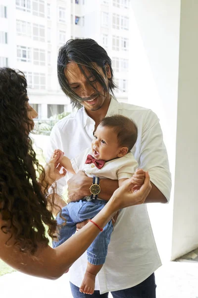 Parents Heureux Debout Jouer Avec Leur Mignon Bébé Garçon Extérieur — Photo