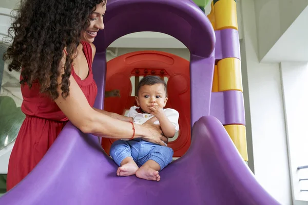 Glückliche Schöne Mutter Spielt Mit Ihrem Kleinen Sohn Auf Rutsche — Stockfoto