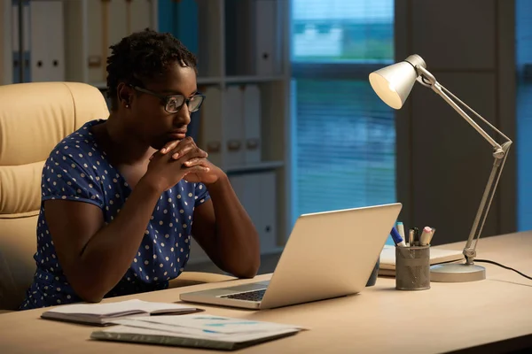 Pensive Female Entrepreneur Working Dark Office Checking Reports Her Laptop — Stock Photo, Image