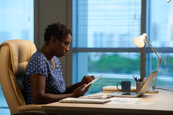 Černý Ženský Podnikatel Používající Tabletový Počítač Při Čtení Online Dokumentů — Stock fotografie