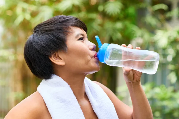 Young Beautiful Sportswoman Has Rest Training Drinking Water Bottle Outdoors — Stock Photo, Image