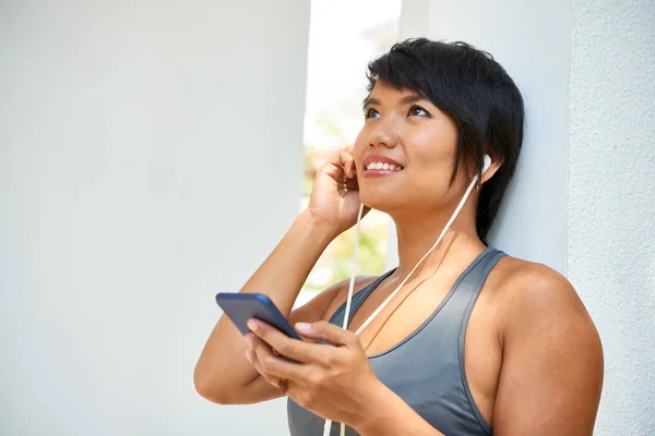 Mujer Joven Feliz Apoyada Pared Escuchando Sus Canciones Favoritas Auriculares — Foto de Stock