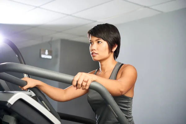 Asiatisk Kvinnlig Atlet Tank Top Utövar Löpbandet Friska Club — Stockfoto