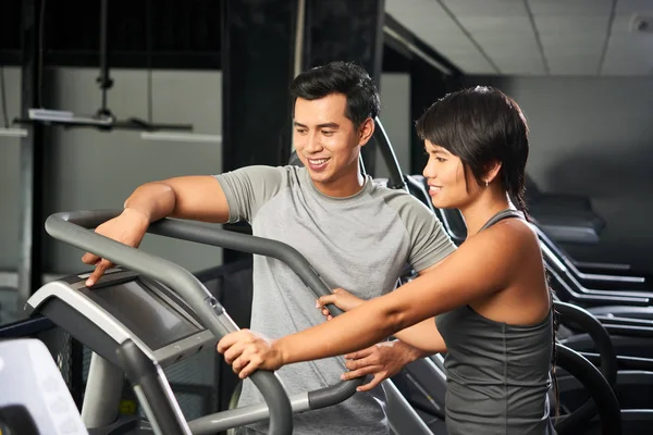 Sorrindo Jovem Mulher Exercitando Esteira Enquanto Instrutor Fitness Dando Recomendação — Fotografia de Stock