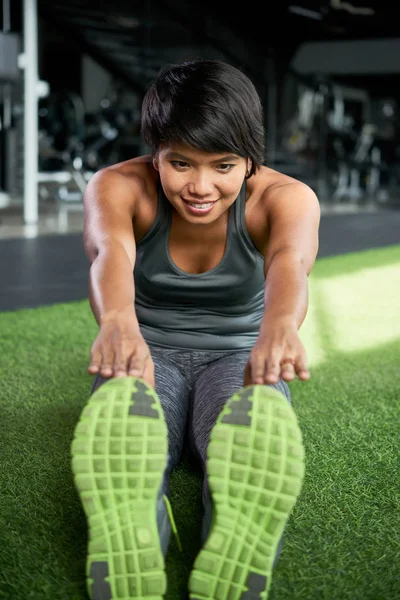 Asya Gülümseyen Kadın Katta Oturan Spor Salonunda Germe Egzersizleri Yapıyor — Stok fotoğraf