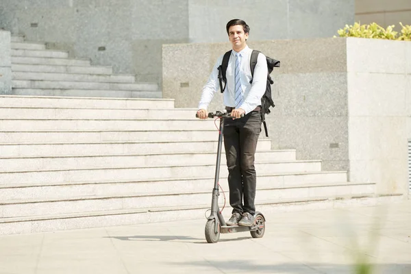 Joven Hombre Negocios Con Mochila Espalda Montando Scooter Para Trabajar —  Fotos de Stock