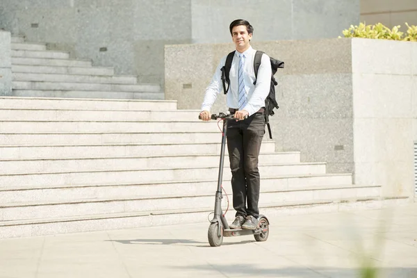 Jovem Empresário Com Mochila Nas Costas Andando Scooter Para Trabalhar — Fotografia de Stock