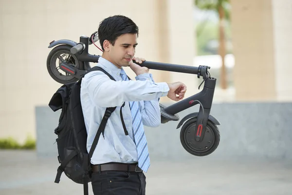 Giovane Uomo Affari Piedi Con Zaino Dietro Schiena Tenendo Scooter — Foto Stock