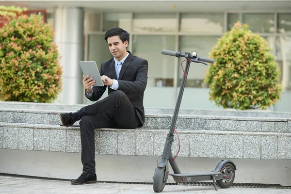 Jonge Zakenman Pak Zitten Stad Het Gebruik Van Digitale Tablet — Stockfoto