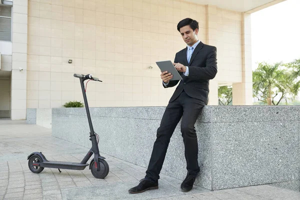 Joven Hombre Negocios Traje Que Trabaja Línea Tableta Digital Mientras —  Fotos de Stock