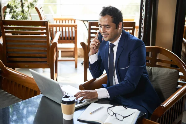 Reifer Indischer Geschäftsmann Sitzt Kaffeepause Café Und Tippt Auf Laptop — Stockfoto