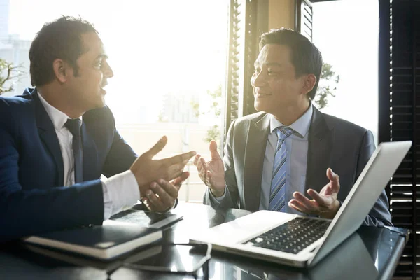 Twee Business Managers Zitten Aan Tafel Voor Laptop Computer Bespreken — Stockfoto