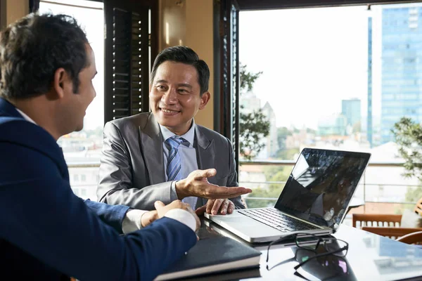 Usmívající Asijský Obchodník Prezentuje Prezentaci Online Přenosném Počítači Svému Obchodnímu — Stock fotografie