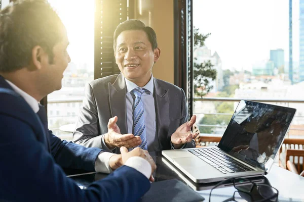 Asiático Sonriente Hombre Negocios Explicando Nuevo Proyecto Negocio Utilizando Ordenador — Foto de Stock