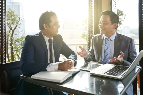 Twee Zelfverzekerde Mannelijke Leiders Pakken Zitten Aan Tafel Met Laptop — Stockfoto