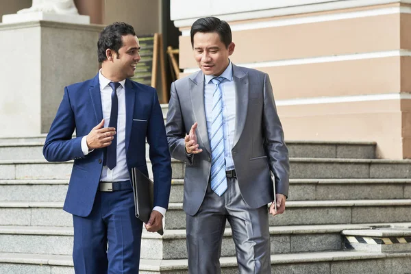 Dos Hombres Negocios Maduros Trajes Bajando Las Escaleras Discutiendo Algo — Foto de Stock