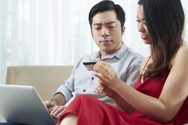 年轻的越南夫妇在网上购物时输入信用卡信息 — 图库照片